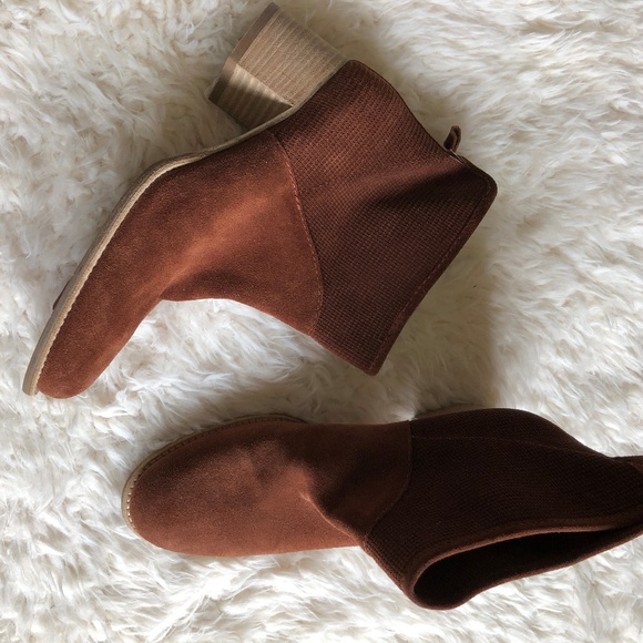 ❌SOLD❌NEW Aquatalia Tricia Suede Ankle Bootie - Picture 2 of 8